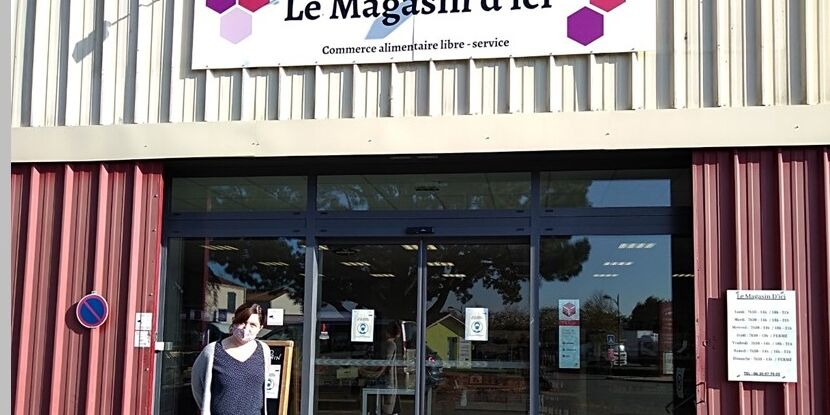 Photo représentant Mme CARON devant son magasin appelé Le Magasin d'ici